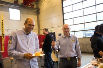 Avdelingsleder Pon Equipment avd. Ålesund, Sigurd Nybø (t.v.), og regionsleder Midt-Norge Kristian Elgseter var fornøyd med kake og åpning av ny Pon-avdeling i Ålesund: