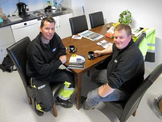 GIKK SAMMEN: Kurt Blomseth (t.v.) eide tidligere Brønnøy Entreprenør AS. Nå er både han og selskapet en del av Bendiksen Entreprenør. Både han selv og Vidar Bendiksen er godt fornøyd med det.