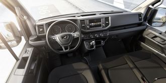 Glimt fra interiøret som er identisk med Volkswagen Crafter med unntak av MAN-logoen i rattet.