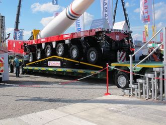 Denne selvgående transportenheten fra Nicolas sitt søsterselskap Scheuerle, fotografert på Bauma-messen våren 2016, viser hvor stor fjærvei akslene på en slik modul har.