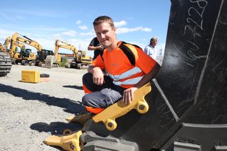 Maskinfører Bernhard Skåland i Park & Anlegg er fornøyd med å slippe låsebolter på tennene.