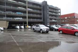 Autolink AS har ca. 6000 biler stående på sin terminal på Holmen i Drammen. Mange står ute og mange står under tak i selskapets parkeringshus i bakgrunnen.