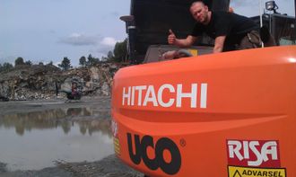 Daglig leder, servicemekaniker og pilot Ola Bjørn Haugsland sjekker en Hitachi ZX240-3 (24 tonn) som Risa AS har i drift på Aksdal ved Haugesund.