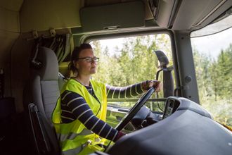 - Det blir helt stille i førerhuset når jeg kjører elektrisk, sier Therése Persson.