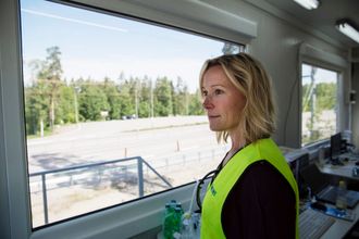 Prosjektleder Pia Nilsson i Siemens Sverige er fornøyd med at Siemens teknologi for skinnegående transport også kan brukes til veitransport.