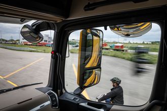 Både et lydsignal og blinkende varseltrekant på høyre hjørnestolpe varsler a noe befinner seg på høyre side. Reagerer ikke sjåføren raskt nok, stanser bilen automatisk.
