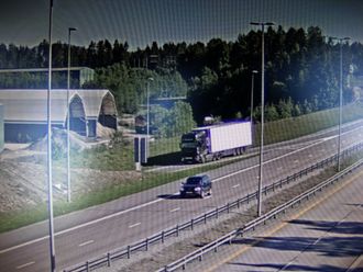 Her svinger trakkvogna av fra E6 til kontroll på Jessheim lastet med fisk. Fotografi av dataskjerm.
