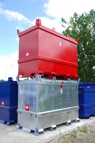 XL-Tank-ene kan både flyttes med gaffeltruck og med heiseanordninger.