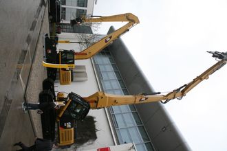 Cats nye 340F UHD (Ultra High Demolition) rivningsmaskin på 48,2 tonn (i forgrunnen) ble lansert på Bauma.