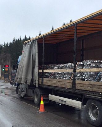 Det ble kjøreforbud på denne aluminiumstransporten 5. april på riksvei 4.