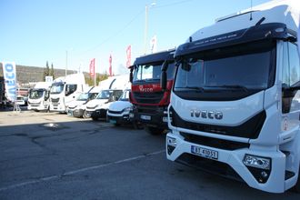 Iveco-biler på rekke og rad som venter på å bli prøvekjørt i Drammen. Det er ikke nødvendigvis akkurat disse bilene som skal på rundreisen. Men det er sikkert at Trakker, Stralis, Eurocargo og Daily i en eller flere versjoner vil være representert på stoppestedene.