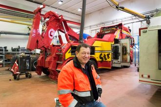 Tore Daugstad leder Straumen Bil som har 30 ansatte. Bergingsbilen bak er siste tilskudd i en særdeles omfangsrik og velholdt utstyrspark.
