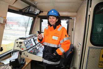 Baneservice AS har satt alkolåser i alle sine maskiner. Her er adm. direktør Ingvild Storås i et skiftelok.