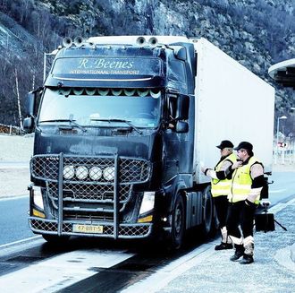 Kontrollstasjonen i nærheten av Lærdal er også fotografert.