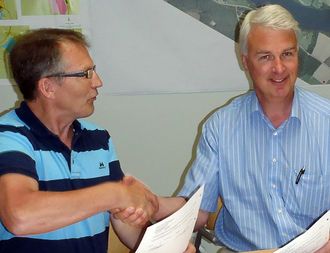 Tidligere prosjektleder Geir Jensen i Statens vegvesen forsegler avtalen verdt nesten 567 milloner kroner med distriktsleder Jon Sørby i Veidekke. AF Gruppen ville bygge veien 68 millioner kroner billigere.