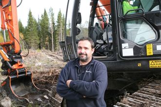 Maskinfører Arne Lie er fornøyd med den ny Forest Hitachi-graveren.