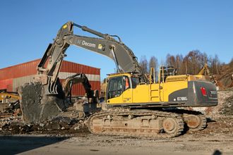 70-tonneren Volvo EC700 tygger i filler betongfundamenter med en fastknuser montert rett på stikka.