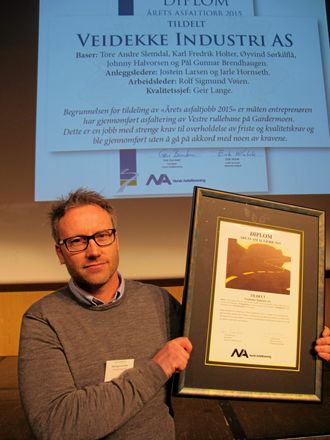 BEVISET: Arbeidsleder Rolf Sigmund Vøien med diplomet som beviset på at Veidekke-teamet gikk til topps i konkurransen om Årets Asfaltjobb 2015.