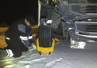 Lastebilen fikk påmontert hjullås. Nå må selskapet velge om de skal hente bilen med bergingsbile eller reparere den i Norge.