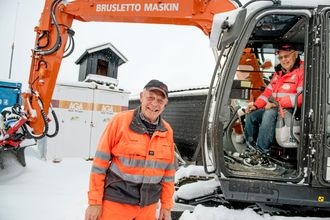Nå er gravemaskinen parkert for sesongen. Vanligvis er det Leif Brusletto som sitter i maskinen, mens Sveinung opererer krafsa og traktoren.