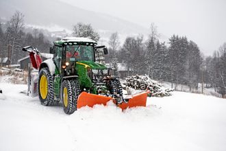 I vintersesongen er det snøbrøyting det går i for Leif Brusletto.