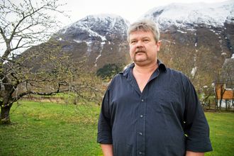 Daglig leder Olav Lægreid i Spilde Entreprenør jubler over nye kontrakt med Jernbaneverket.