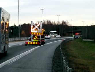 En buffervogn i aksjon på E6 ved Rygge tvinger trafikken vekk fra bilbergerne. Høyhastighetsoppdrag på firefeltsvei er noe av det farligste bilbergerne gjør. De er glade for at det nå er funnet praktiske løsninger på myndighetenes krav som gjør arbeidsdagen tryggere.
