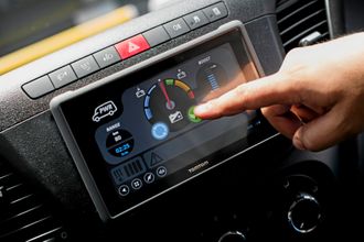 Nettbrettet fra TomTom er avtagbart og gir føreren god informasjon om rekkevidde og kjørestil.