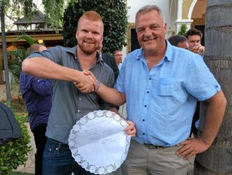 Benjamin A. Høisveen (t.v) kjøpte maskin av Pon-selger Jon Granlund mens drinkene før gallamiddagen i Malaga ble servert. Papiret under champagne-glassene på et av serveringsfatene ble benyttet til å skrive kontrakt på.