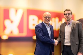 Leder for salg og marked i YX Norge, Erik Gulbrandsen (til høyre), g kommunikasjonsdirektør i Girteka Logistics, Kristian Kaas Mortensen, på Uno-X Gruppens på hovedkontor på Lysaker.