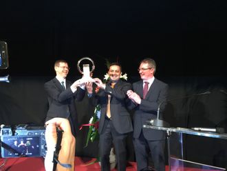 Prisen ble delt ut av Jarlath Sweeney, President i International Van of the Year jury (til høyre) til Philippe Guérin-Boutaud, Corporate Vice President (til venstre) Global LCV Business Unit og Ponz Pandikuthira, direktør for Lette Nyttekjøretøy i Nissan Europe.