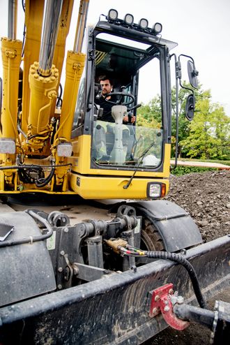 Komatsu PW 160 har både kulekobling til tilhengeren og Multi X-kobling til hydraulikken.