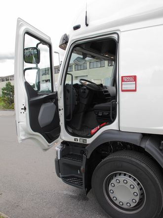 Gode stigtrinn og velplasserte håndtak på hver side av døren gjør det enkelt og sikkert å komme inn og ut av førerhuset, viktig på en distribusjonsbil.