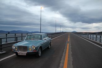 Statsminister Erna Solberg fikk kjøre over brua i en Volvo 164 1972-modell. Bilen eies av daglig leder i Tomren Transport, Kåre Olav Monstad.