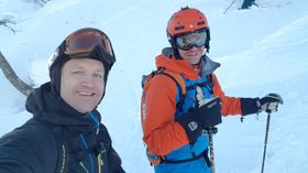 Tom Christian Wergeland og Øystein Veum er på ski. Begge smiler nøgde til kamera.