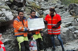 Kari Bergo har overlevert en sjekk og 44 par tova sokker som sherpaene fra Khunde får med seg hjem.