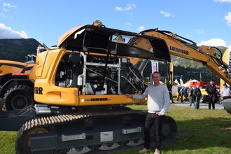 Håkan Nyhaugen gikk inn i stillingen som Sales Manager Earthmoving Equipment, i Liebherr Norge i 2012. Her viser han frem en R914 Compact.