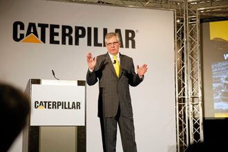 Cat-sjef Coug Oberhelman må styre skuta gjennom en tung periode med kutt.