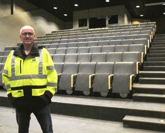 Det nye service- og kunnskapssenteret for transport og anlegg har også tilgang til auditoriet (Teskjekjerringteateret) i det gamle Prøysenhuset. – Det skal vi nok fylle ved visse anledninger, sier Guttorm Tysnes.