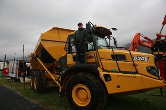 Andreas Hagen er en av Anlegg&Transports mest trofaste lesere og også en trofast besøkende på Dyrsku'n. Her på Nastas utstilte Bell-dumper.