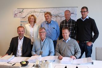Signeringsglede, bak fra venstre: May Bente Hiim Sindre, prosjektleder, Statens vegvesen; Tom Heldal Larsen, byggeleder, Statens vegvesen; Dan Granerud, prosjektsjef, Implenia Skandinavia; Ole Konrad Haug, distriktssjef for Sør-Norge, Isachsen.