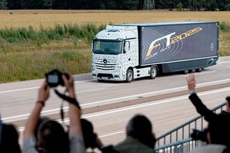 FREMTIDEN: Mercedes-Benz’ Future Truck under en visning utenfor Magdeburg.