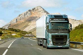 UTE PÅ PRØVE: Volvo FH med dobbeltclutch-girkassen I-Shift Dual under prøvekjøring i Spania.