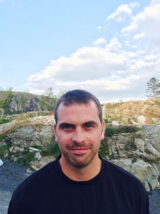 Frode Kversøy har solgt ut steinknusedelen av Kversøy Maskin i Skipavika Næringspark. -Dette sikrer oss en mer rasjonell drift med fokus på entrepenørvirksomhet, sier han.