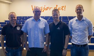 Fornøyde partnere, fra venstre: konsernsjef i Isachsen Kent Jensen, direktør for Divisjon Anlegg Anders Høiback, styreleder i NOSB Per Erik Kristiansen og administrativ leder i NOSBPeder Udnæs.