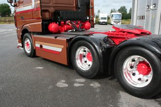 Med mange lag klarlakk, aluminiumsfelger, skjermforlengere og lakkerte gangbroer er det ikke spart på noe utvendig.