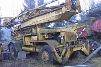 På en gammel Euclid tipptruck er dumperkassen erstattet med en hydraulisk arbeidsplattformen. Doningen benyttes ved maling av låven.