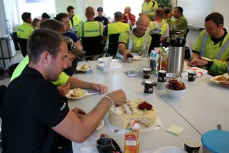 Boreriggfører Eivind Hølland gledet seg over de gode tallene og satte pris på kake i lunsjen.