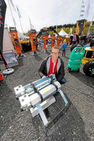 Lars Hellgren hadde med seg selve vibratorenheten til Vei og Anlegg i mai, men da ikke montert på krokløftarmen. Han viste denne på standen til Malleus.