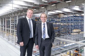 Adm. direktør Martin Barth (t.h) i Liebherr-Logistics GmbH og logistikkdirektør Kilian Ribhegge lover at hyttene snart skal fylles opp.